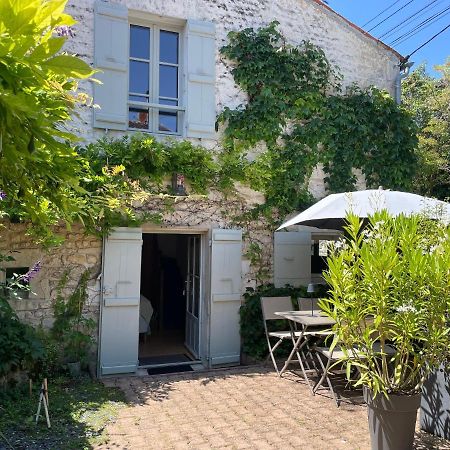 Gite Du Presbytere Port D'Envaux, Ravissante Maison De Charme Exterior photo