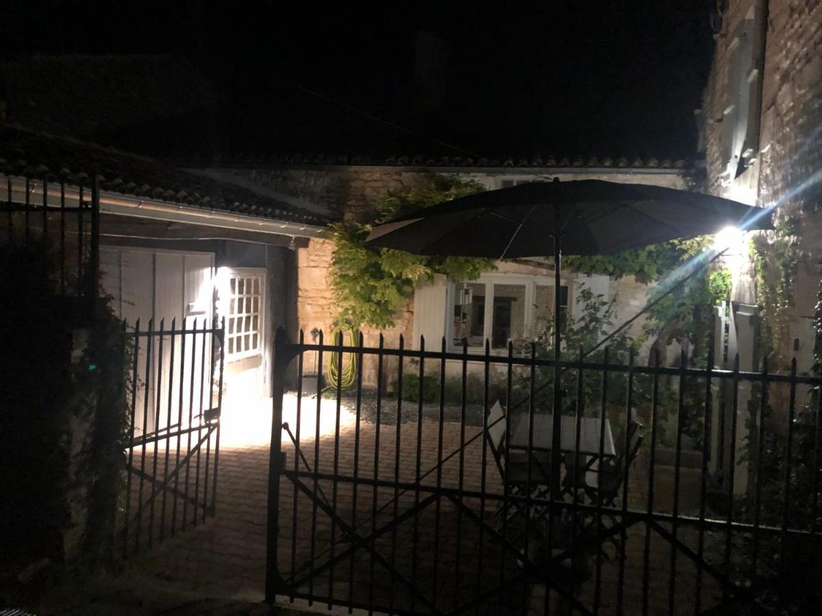 Gite Du Presbytere Port D'Envaux, Ravissante Maison De Charme Exterior photo