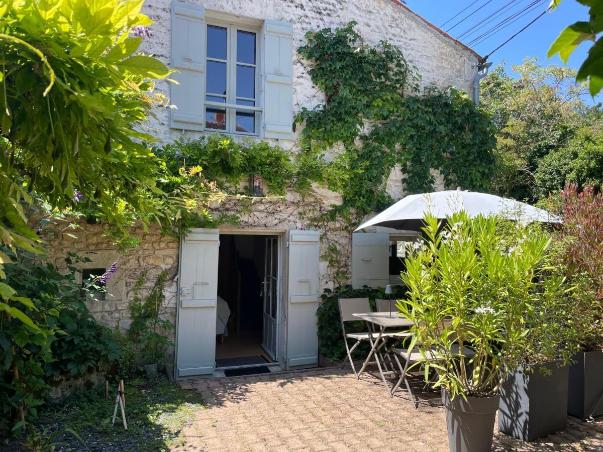 Gite Du Presbytere Port D'Envaux, Ravissante Maison De Charme Exterior photo