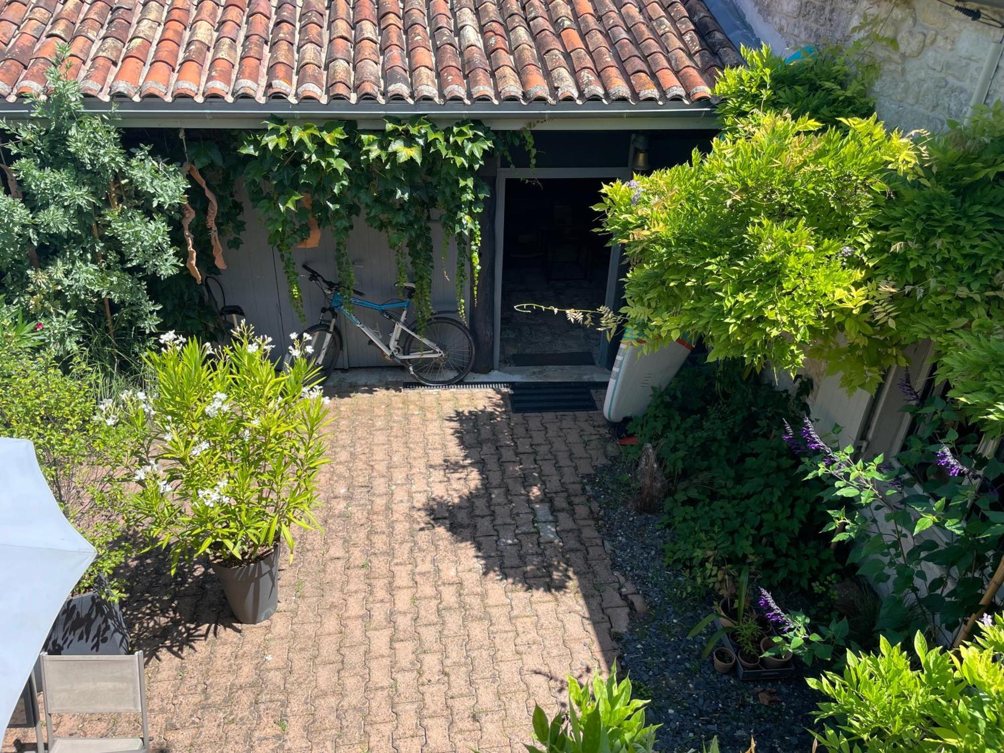 Gite Du Presbytere Port D'Envaux, Ravissante Maison De Charme Exterior photo